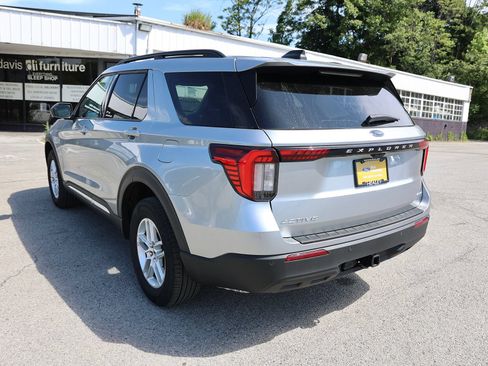 Certified 2025 Ford Explorer Active AWD/4WD image 5