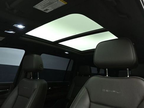 Used 2022 GMC Yukon XL Denali w/ Denali Premium Package image 21