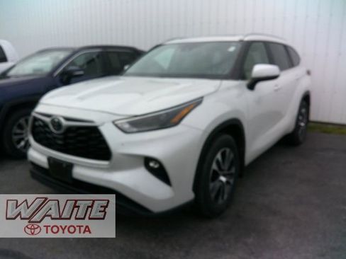 Used 2023 Toyota Highlander XLE AWD/4WD image 4