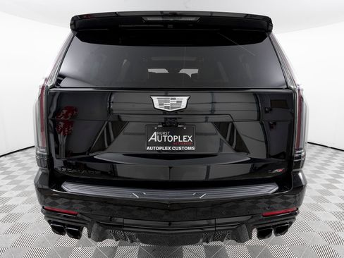 Used 2025 Cadillac Escalade ESV V w/ LPO, ONYX Package image 6