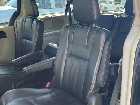 Used 2014 Chrysler Town & Country Touring w/ Driver Convenience Group FWD image 8
