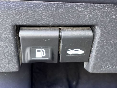 Used 2020 Nissan Versa SV FWD image 12