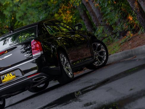 Used 2016 Chrysler 300 C Platinum RWD image 24
