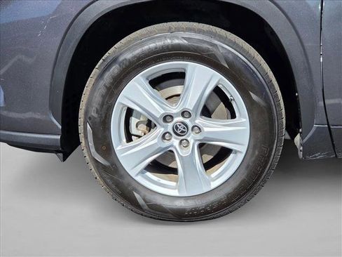 Used 2023 Toyota Highlander LE image 23