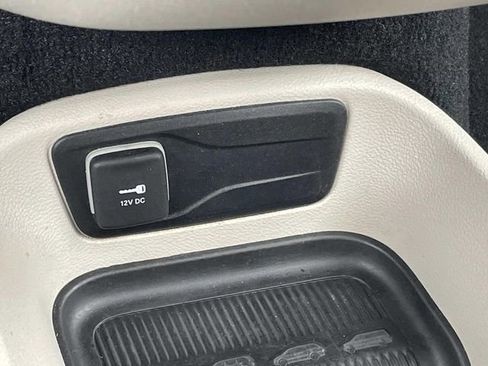 Used 2024 Chrysler Pacifica Touring-L image 19