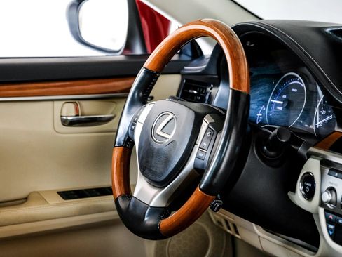 Used 2014 Lexus ES 300h w/ Luxury Package w/Bamboo Trim FWD image 14