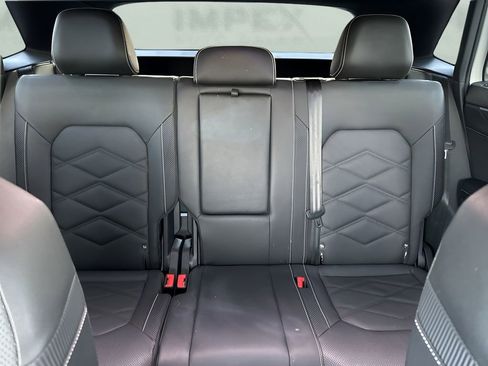 Used 2025 Volkswagen Atlas Cross Sport SE image 11