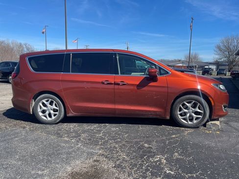 Used 2018 Chrysler Pacifica Touring Plus w/ Tire & Wheel Group image 7