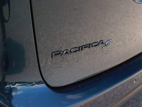 Used 2025 Chrysler Pacifica Limited FWD image 8