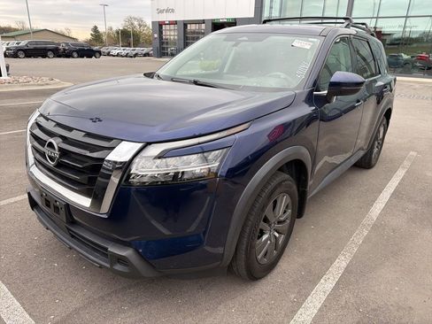 Used 2022 Nissan Pathfinder SV image 1