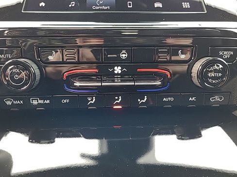 New 2025 Jeep Grand Cherokee Altitude AWD/4WD image 39