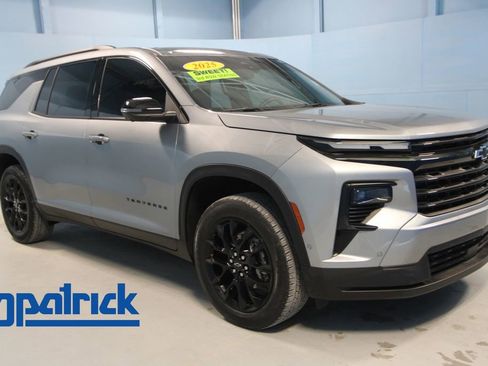 Used 2025 Chevrolet Traverse LT w/ Enhanced Driving Package FWD image 1