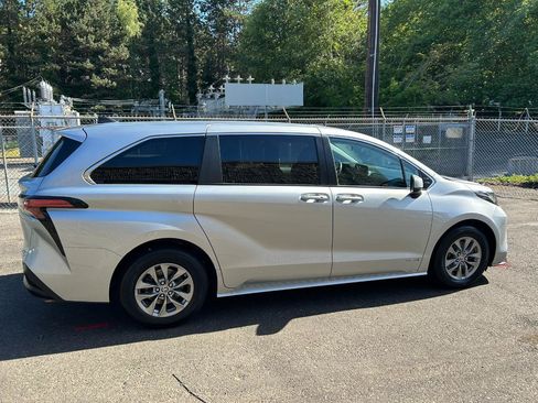 Used 2021 Toyota Sienna LE AWD/4WD image 4