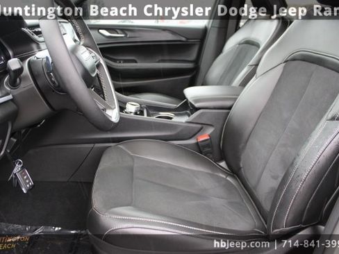 Used 2025 Jeep Grand Cherokee L Altitude image 33
