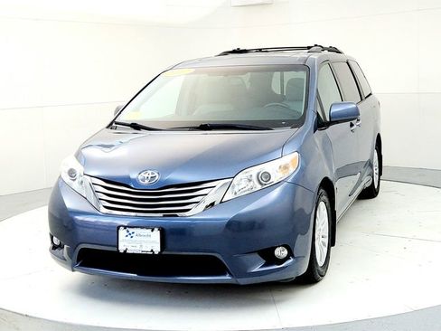Used 2017 Toyota Sienna XLE FWD image 2