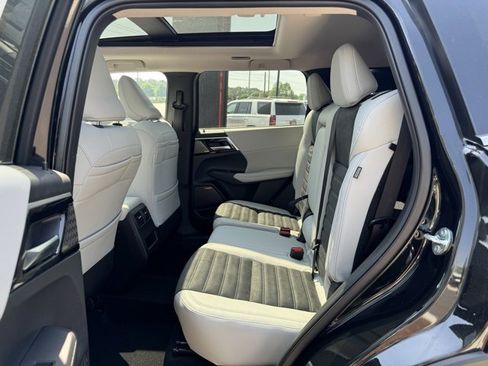 New 2025 Mitsubishi Outlander SE image 12