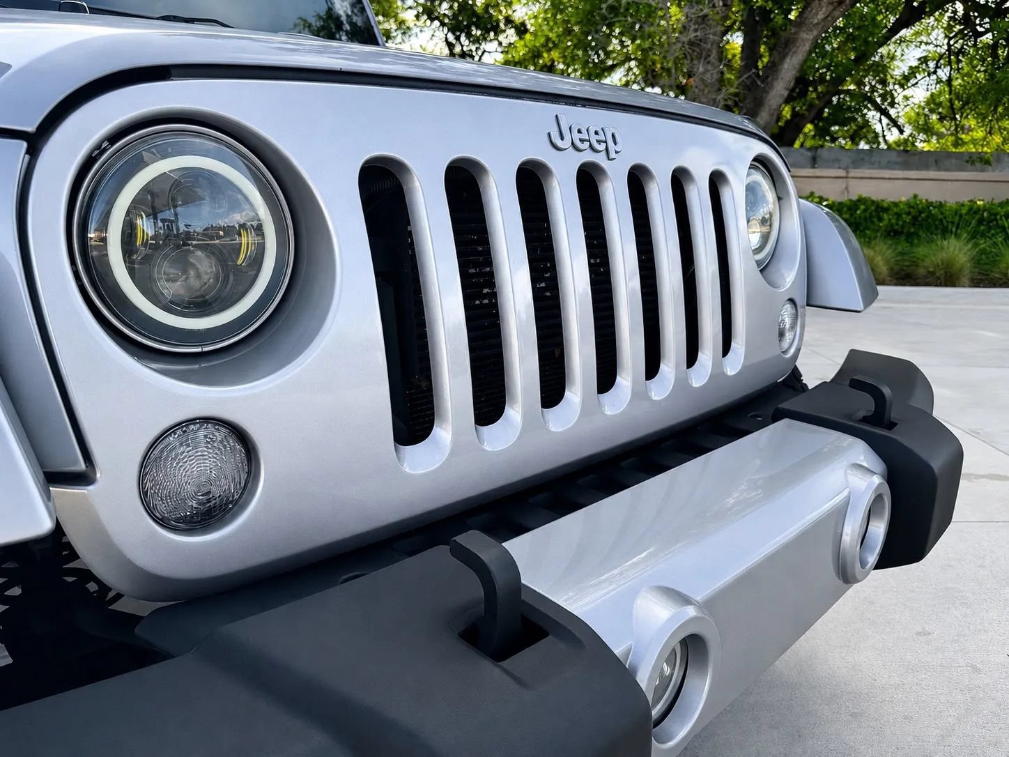 Used 2016 Jeep Wrangler Unlimited Sahara w/ Mopar Chrome Edition Group AWD/4WD image 5
