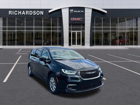 Used 2023 Chrysler Pacifica Touring-L FWD image 7