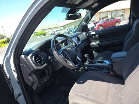 Used 2018 Toyota Tacoma TRD Sport AWD/4WD image 15