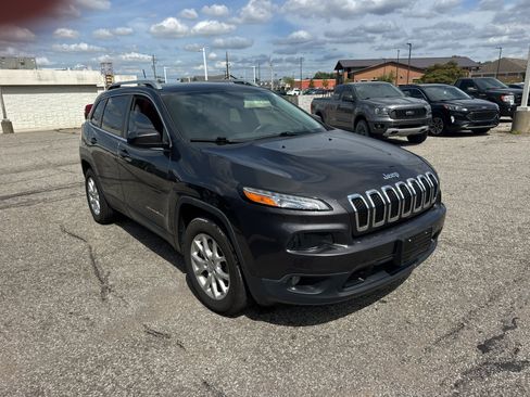 Used 2016 Jeep Cherokee Latitude AWD/4WD image 6