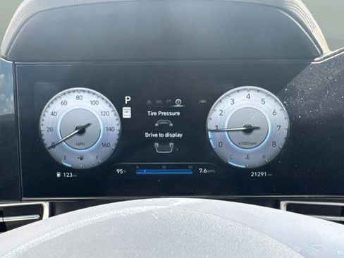 Used 2024 Hyundai Elantra SEL w/ Convenience Package FWD image 12