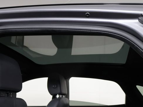 Used 2022 Jaguar E-PACE SE image 18