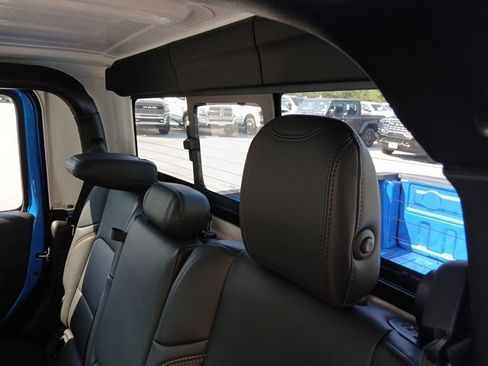 New 2025 Jeep Gladiator Sport S image 18