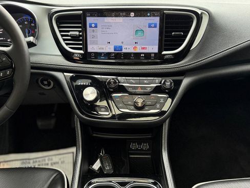 Used 2025 Chrysler Pacifica Limited image 16