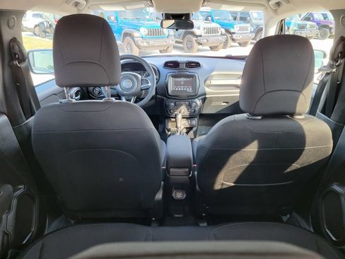 Used 2019 Jeep Renegade Latitude FWD image 10