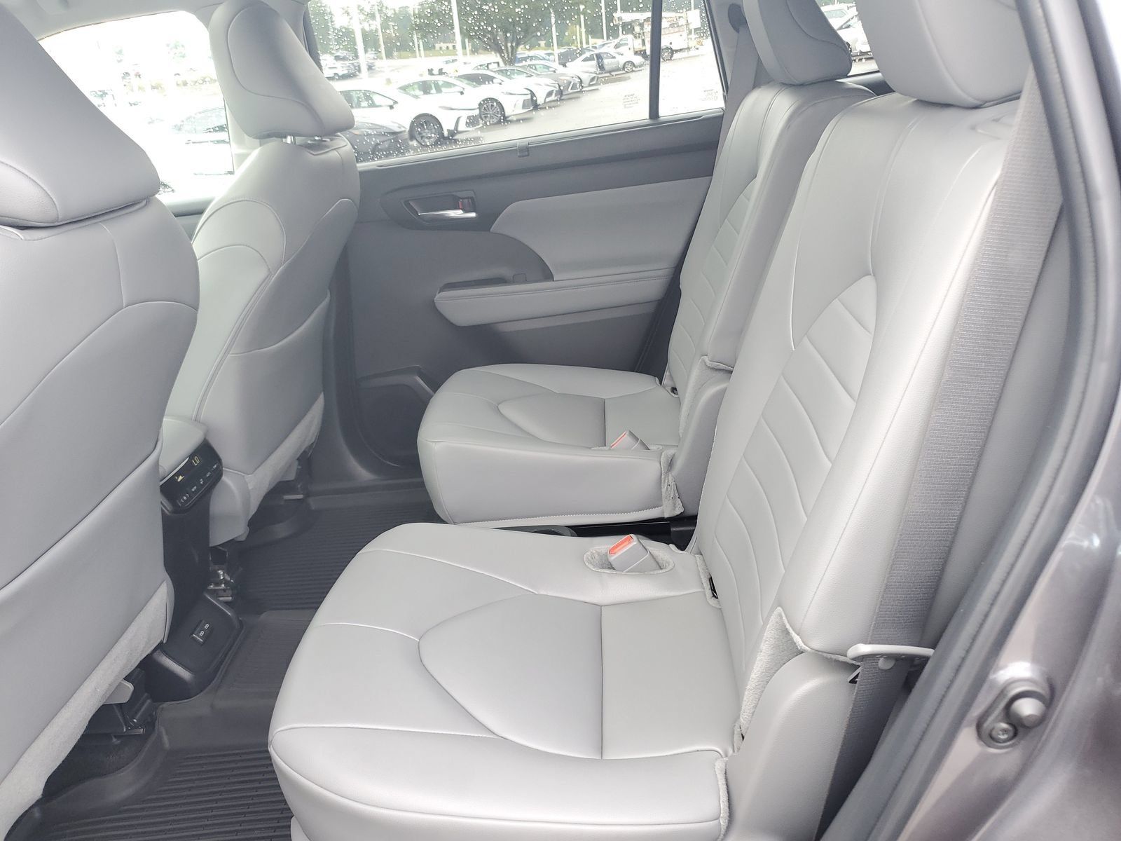 Used 2024 Toyota Highlander XLE AWD/4WD image 14