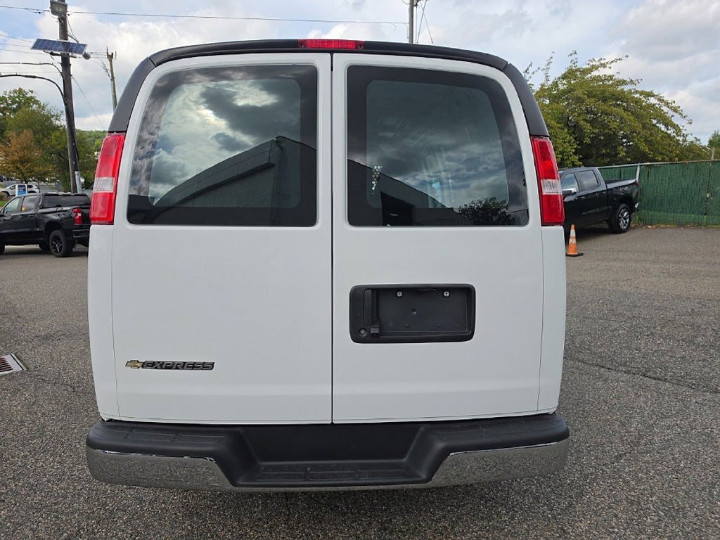 Used 2025 Chevrolet Express 2500 w/ Driver Convenience Package RWD image 4