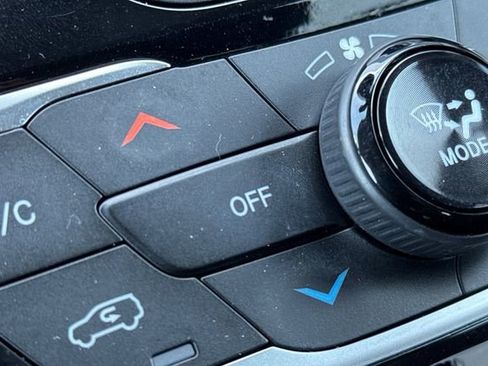 Used 2024 Chrysler Pacifica Touring-L image 30