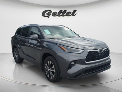 Used 2024 Toyota Highlander XLE AWD/4WD image 3