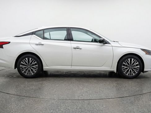 Used 2025 Nissan Altima 2.5 SV image 11
