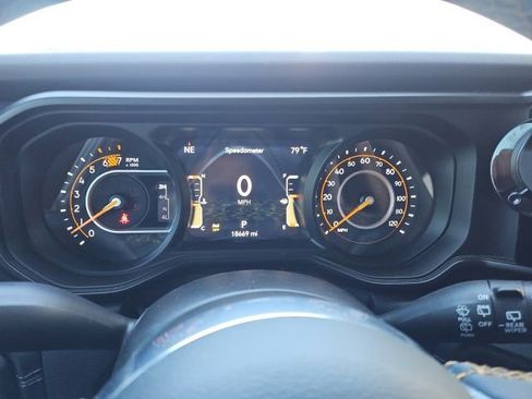 Used 2024 Jeep Wrangler Unlimited Sahara AWD/4WD image 9
