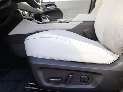 Used 2025 Mitsubishi Outlander AWD image 21