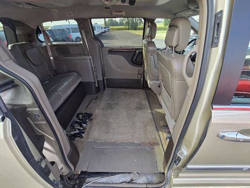 Used 2011 Chrysler Town & Country Limited image 21