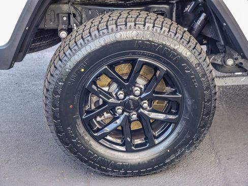 Used 2023 Jeep Gladiator Sport image 9