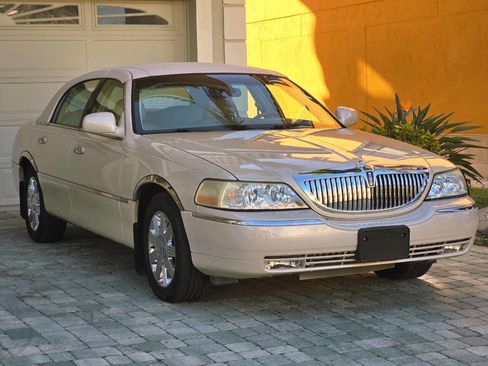 Used 2003 Lincoln Town Car Cartier image 25
