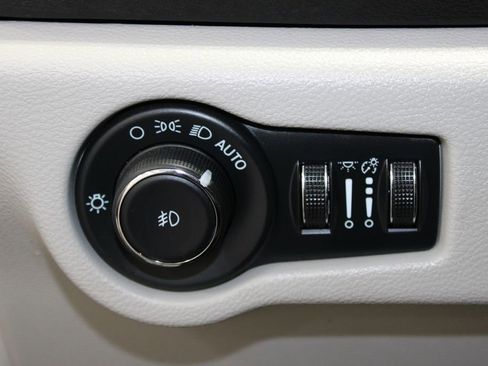 Used 2024 Chrysler Pacifica Touring-L image 47