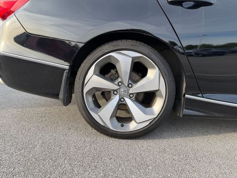 Used 2018 Honda Accord Touring image 9