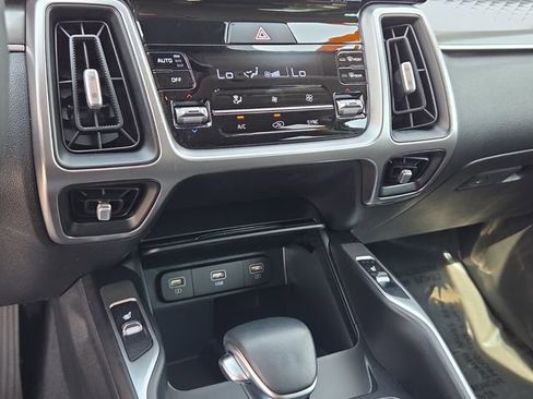 Used 2022 Kia Sorento S FWD image 21