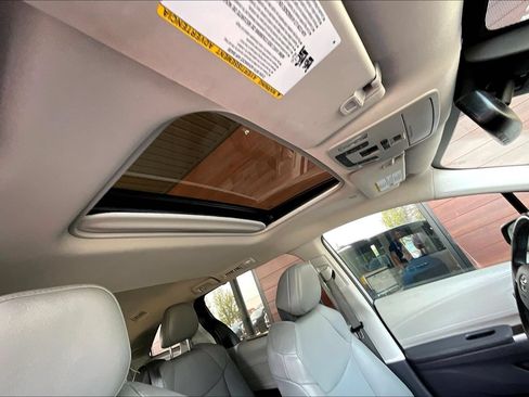 Used 2022 Toyota Sienna XLE w/ XLE Plus Package FWD image 25