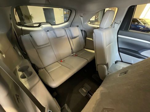 Used 2019 Toyota Highlander XLE image 23