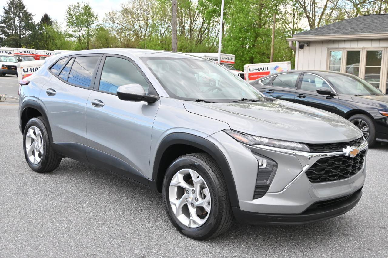 Used 2024 Chevrolet Trax LS w/ LS Convenience Package FWD image 3