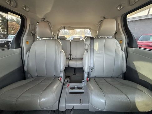 Used 2013 Toyota Sienna XLE image 19