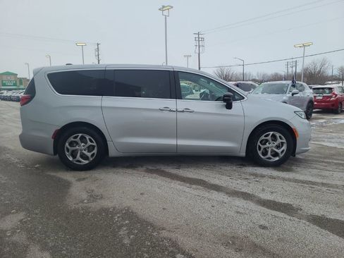 Used 2024 Chrysler Pacifica Limited image 7