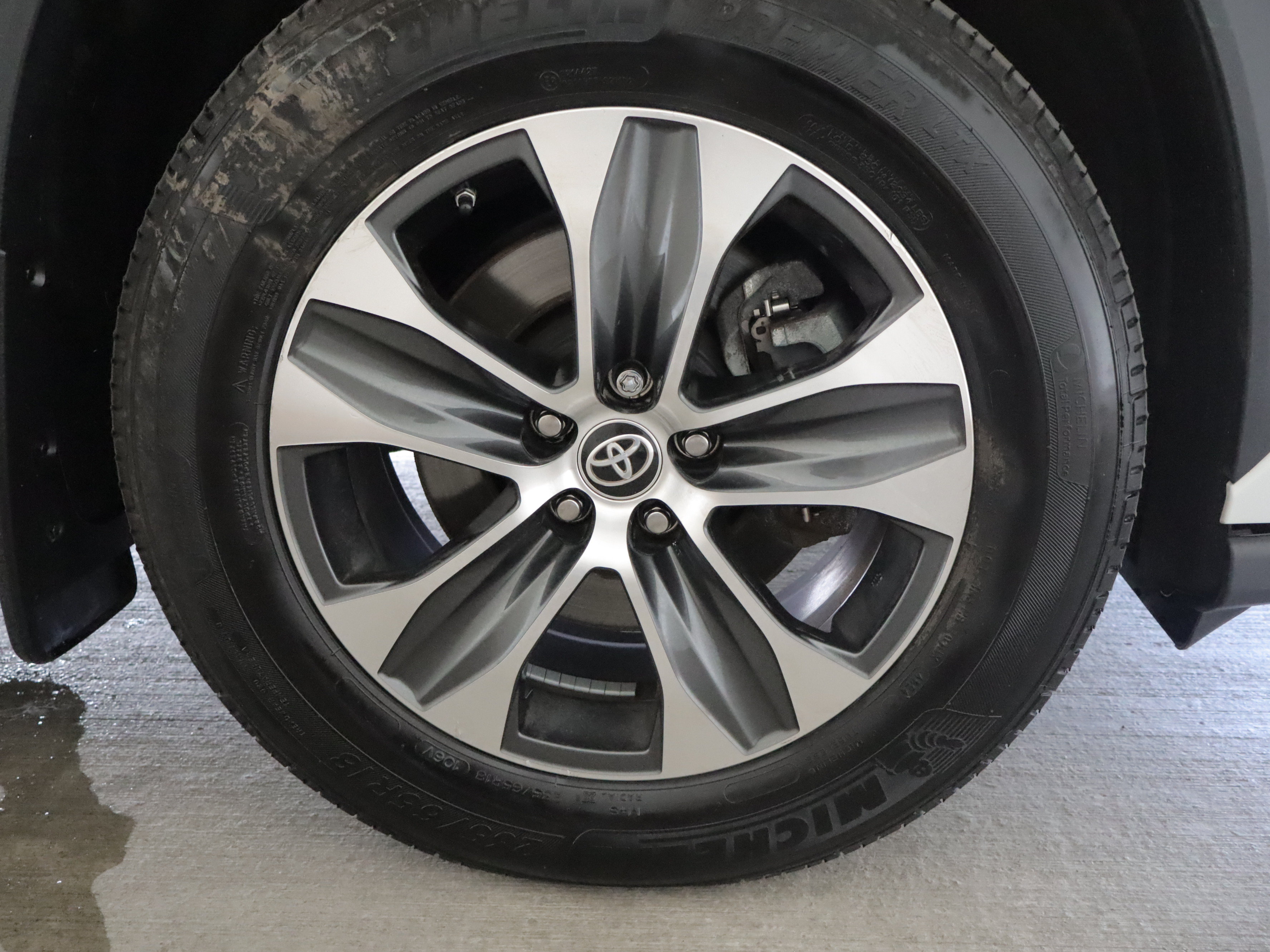 Used 2022 Toyota Highlander XLE AWD/4WD image 31