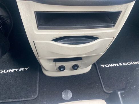 Used 2015 Chrysler Town & Country Touring-L w/ Driver Convenience Group image 14
