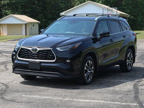 Used 2022 Toyota Highlander XLE AWD/4WD image 3